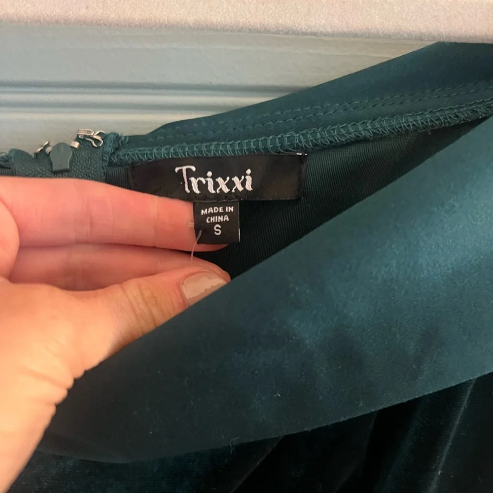 Trixxi Green Pleated Off-Shoulder Gown for Weddings - Picture 4 of 4